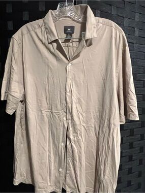 H&M Men’s Short Sleeve Button-Down Shirt in Light Beige